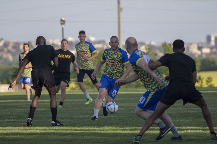 3377体育 · 观赛人群（资料示意）